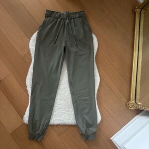 Lululemon Stretch High Rise Joggers in gray green color (grey sage), size 4